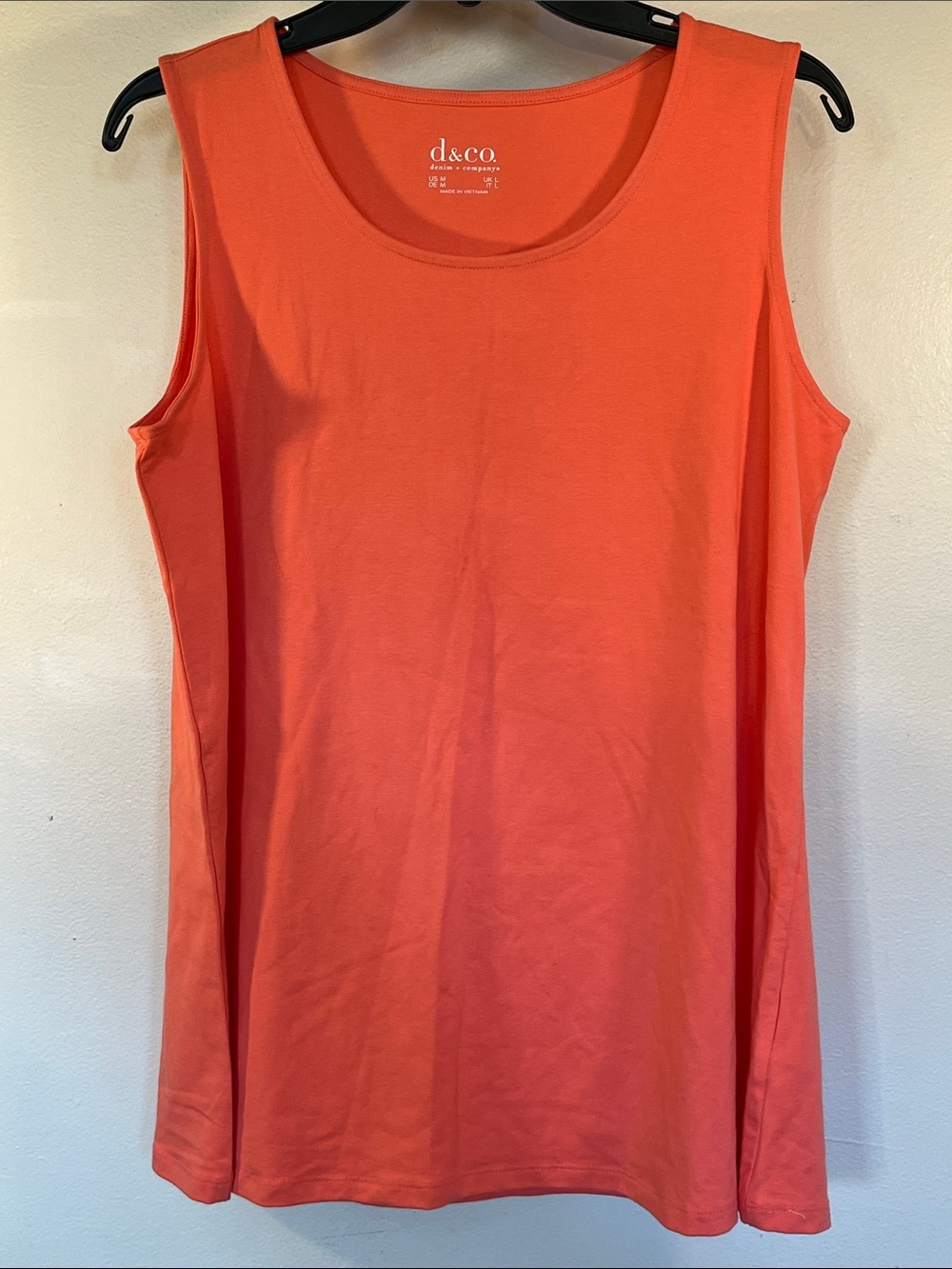 d&co Scoop Neck Sleeveless Tank in Coral